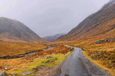 İskoçya, İngiltere 'deki Glencoe Vadisi' nden arabayla geçerken manzarası