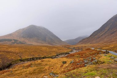 İskoçya, İngiltere 'deki Glencoe Vadisi' nden arabayla geçerken manzarası