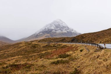 İskoçya, İngiltere 'deki Glencoe Vadisi' nden arabayla geçerken manzarası