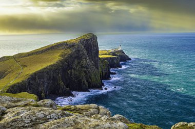 Neist Point Deniz Feneri, 1909 'da İskoçya' nın Skye Adası 'ndaki kayalık bir uçurumun üstüne inşa edilmiş bir deniz feneri.
