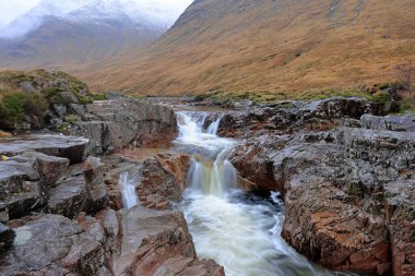 Glen Etive Waterfall İskoçya, İngiltere 'deki Glencoe Vadisi' nde manzaralı bir yolculukta