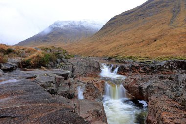 Glen Etive Waterfall İskoçya, İngiltere 'deki Glencoe Vadisi' nde manzaralı bir yolculukta