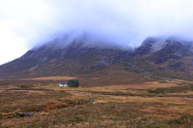 Wee White House Glencoe (Lagarbh Cottage), İskoçya 'daki Glencoe Vadisi' nden geçen tarihi eser.