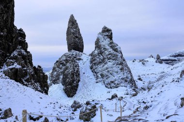 Storr 'un İhtiyar Adamı, İngiltere, İskoçya, Skye Adası' nda sarp kayalık bir yüzeye sahiptir.