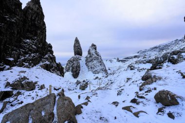 Storr 'un İhtiyar Adamı, İngiltere, İskoçya, Skye Adası' nda sarp kayalık bir yüzeye sahiptir.