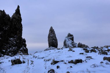 Storr 'un İhtiyar Adamı, İngiltere, İskoçya, Skye Adası' nda sarp kayalık bir yüzeye sahiptir.