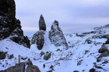 Storr 'un İhtiyar Adamı, İngiltere, İskoçya, Skye Adası' nda sarp kayalık bir yüzeye sahiptir.