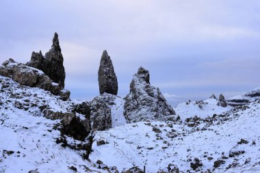 Storr 'un İhtiyar Adamı, İngiltere, İskoçya, Skye Adası' nda sarp kayalık bir yüzeye sahiptir.