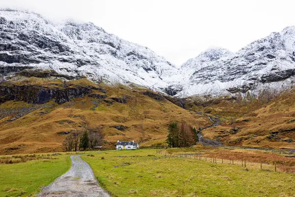İngiltere, İskoçya 'daki Glencoe Vadisi' nden geçerken Achtriochtan Gölü yakınlarında bir kulübe.