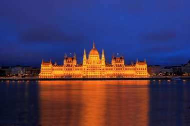 Macaristan Parlamento Binası, Gotik Uyanış tarzı bina ve Budapeşte Macaristan 'da bol dekore edilmiş odalar. 