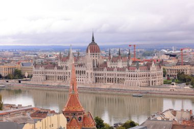 Macaristan Parlamento Binası, Gotik Uyanış tarzı bina ve Budapeşte Macaristan 'da bol dekore edilmiş odalar. 