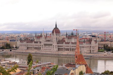 Macaristan Parlamento Binası, Gotik Uyanış tarzı bina ve Budapeşte Macaristan 'da bol dekore edilmiş odalar. 