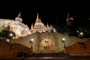 Budapeşte Macaristan 'da yedi kulesi bulunan balıkçı kalesi (Halaszbastya).
