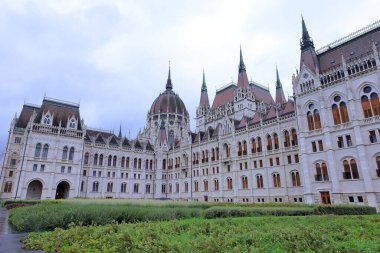 Macaristan Parlamento Binası, Gotik Uyanış tarzı bina ve Budapeşte Macaristan 'da bol dekore edilmiş odalar.