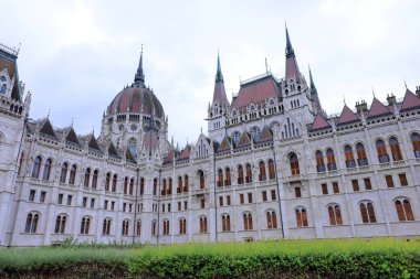 Macaristan Parlamento Binası, Gotik Uyanış tarzı bina ve Budapeşte Macaristan 'da bol dekore edilmiş odalar.