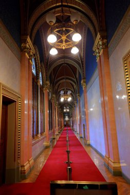 Macaristan Parlamento Binası, Gotik Uyanış tarzı bina ve Budapeşte Macaristan 'da bol dekore edilmiş odalar.