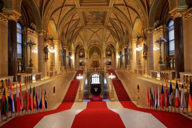 Macaristan Parlamento Binası, Gotik Uyanış tarzı bina ve Budapeşte Macaristan 'da bol dekore edilmiş odalar.