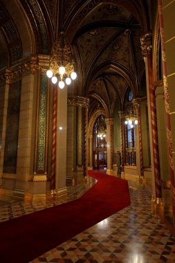 Macaristan Parlamento Binası, Gotik Uyanış tarzı bina ve Budapeşte Macaristan 'da bol dekore edilmiş odalar.
