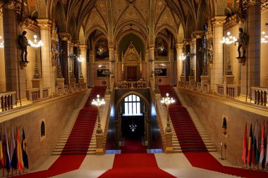 Macaristan Parlamento Binası, Gotik Uyanış tarzı bina ve Budapeşte Macaristan 'da bol dekore edilmiş odalar.