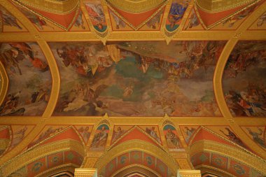 Macaristan Parlamento Binası, Gotik Uyanış tarzı bina ve Budapeşte Macaristan 'da bol dekore edilmiş odalar.
