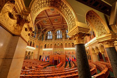 Macaristan Parlamento Binası, Gotik Uyanış tarzı bina ve Budapeşte Macaristan 'da bol dekore edilmiş odalar.