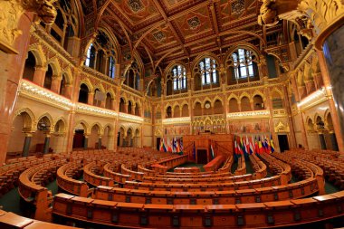 Macaristan Parlamento Binası, Gotik Uyanış tarzı bina ve Budapeşte Macaristan 'da bol dekore edilmiş odalar.