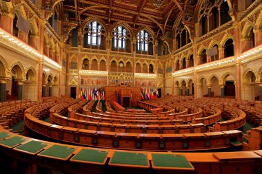 Macaristan Parlamento Binası, Gotik Uyanış tarzı bina ve Budapeşte Macaristan 'da bol dekore edilmiş odalar.