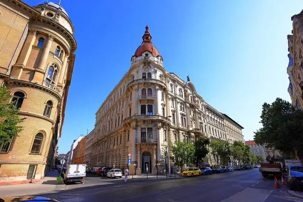 Budapeşte Macaristan 'daki geleneksel binaların sokak manzarası