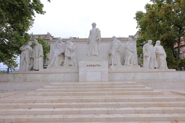 Macaristan Parlamento Binası, Gotik Uyanış tarzı bina ve Budapeşte Macaristan 'da bol dekore edilmiş odalar.