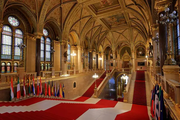 Macaristan Parlamento Binası, Gotik Uyanış tarzı bina ve Budapeşte Macaristan 'da bol dekore edilmiş odalar.