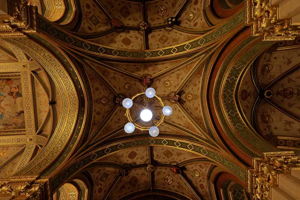 Macaristan Parlamento Binası, Gotik Uyanış tarzı bina ve Budapeşte Macaristan 'da bol dekore edilmiş odalar.