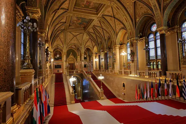 Macaristan Parlamento Binası, Gotik Uyanış tarzı bina ve Budapeşte Macaristan 'da bol dekore edilmiş odalar.