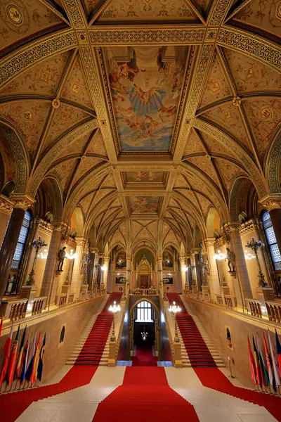 Macaristan Parlamento Binası, Gotik Uyanış tarzı bina ve Budapeşte Macaristan 'da bol dekore edilmiş odalar.