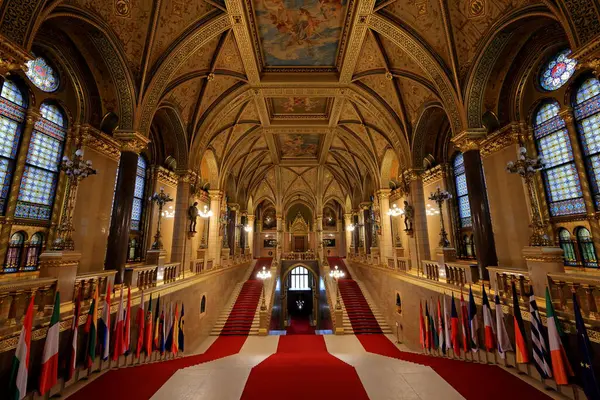 Macaristan Parlamento Binası, Gotik Uyanış tarzı bina ve Budapeşte Macaristan 'da bol dekore edilmiş odalar.