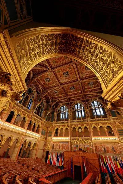 Macaristan Parlamento Binası, Gotik Uyanış tarzı bina ve Budapeşte Macaristan 'da bol dekore edilmiş odalar.