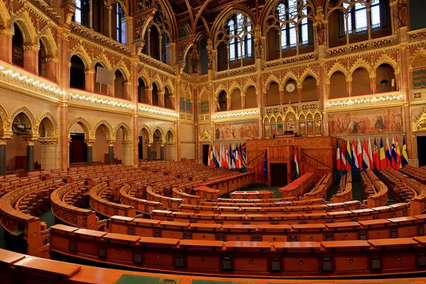 Macaristan Parlamento Binası, Gotik Uyanış tarzı bina ve Budapeşte Macaristan 'da bol dekore edilmiş odalar.