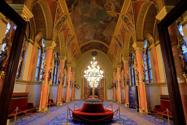 Macaristan Parlamento Binası, Gotik Uyanış tarzı bina ve Budapeşte Macaristan 'da bol dekore edilmiş odalar.