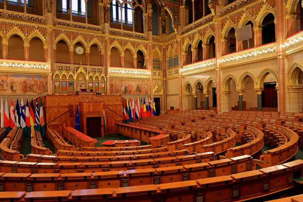 Macaristan Parlamento Binası, Gotik Uyanış tarzı bina ve Budapeşte Macaristan 'da bol dekore edilmiş odalar.