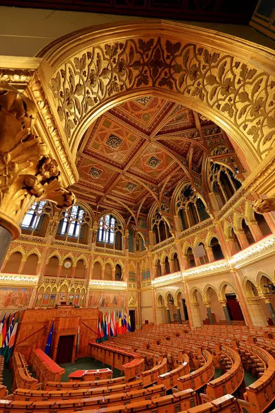 Macaristan Parlamento Binası, Gotik Uyanış tarzı bina ve Budapeşte Macaristan 'da bol dekore edilmiş odalar.