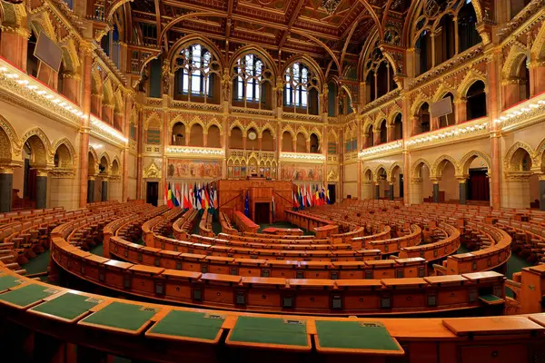 Macaristan Parlamento Binası, Gotik Uyanış tarzı bina ve Budapeşte Macaristan 'da bol dekore edilmiş odalar.