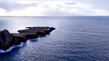 Neist Point Deniz Feneri, 1909 'da İskoçya' nın Skye Adası 'ndaki kayalık bir uçurumun üstüne inşa edilmiş bir deniz feneri.