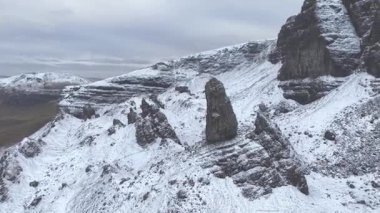 Storr 'un İhtiyar Adamı, İngiltere, İskoçya, Skye Adası' nda sarp kayalık bir yüzeye sahiptir.