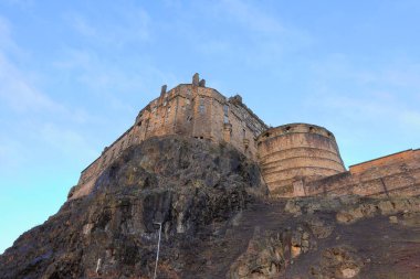 Edinburgh Şatosu, Edinburgh, İskoçya 'da 11. yüzyıldan kalma bir kale ve kışla.