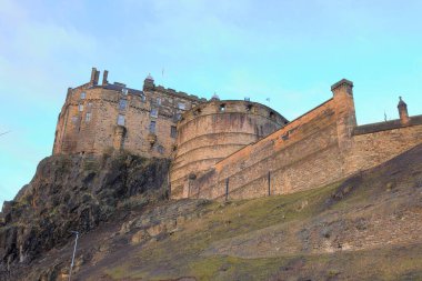 Edinburgh Şatosu, Edinburgh, İskoçya 'da 11. yüzyıldan kalma bir kale ve kışla.