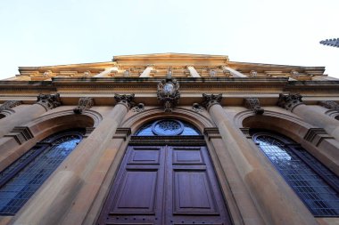 Oxford Üniversitesi, 38 üniversitesi ve Oxford, İngiltere 'de 70 araştırma bölümü bulunan üniversite