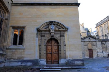 Oxford Üniversitesi, 38 üniversitesi ve Oxford, İngiltere 'de 70 araştırma bölümü bulunan üniversite