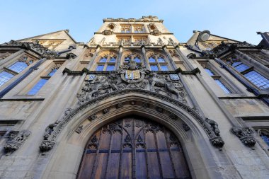 Oxford Üniversitesi, 38 üniversitesi ve Oxford, İngiltere 'de 70 araştırma bölümü bulunan üniversite