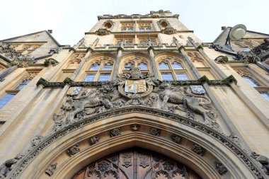 Oxford Üniversitesi, 38 üniversitesi ve Oxford, İngiltere 'de 70 araştırma bölümü bulunan üniversite