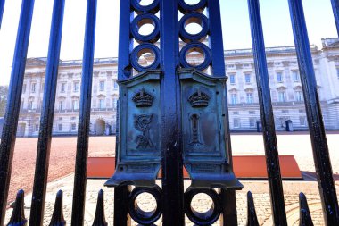 Buckingham Sarayı, ziyaretçiler Londra, İngiltere 'deki nöbetçilerin değişimini izleyebilirler.