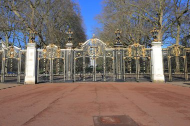 Buckingham Sarayı yakınlarındaki Kanada Kapısı, ziyaretçiler Londra, İngiltere 'deki nöbetçilerin değişimini izleyebilirler.